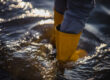 empresa de limpieza de daños por inundaciones en Valencia-botas