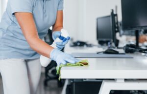 limpieza y desinfección profesional en valencia - mesa