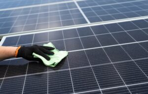 Limpieza de placas solares en Valencia - mano