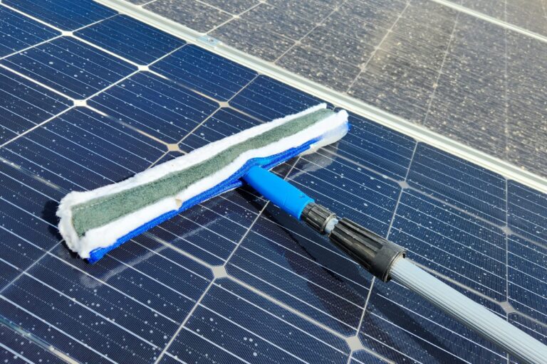 Limpieza de placas solares en Valencia - paneles sucios