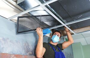 Empresa para limpieza de conductos de extracción en Valencia durante la limpieza profesional de sistemas de ventilación interior