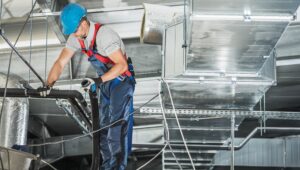 Empresa para limpieza de conductos de extracción en Valencia realizando mantenimiento técnico en sistema de ventilación industrial