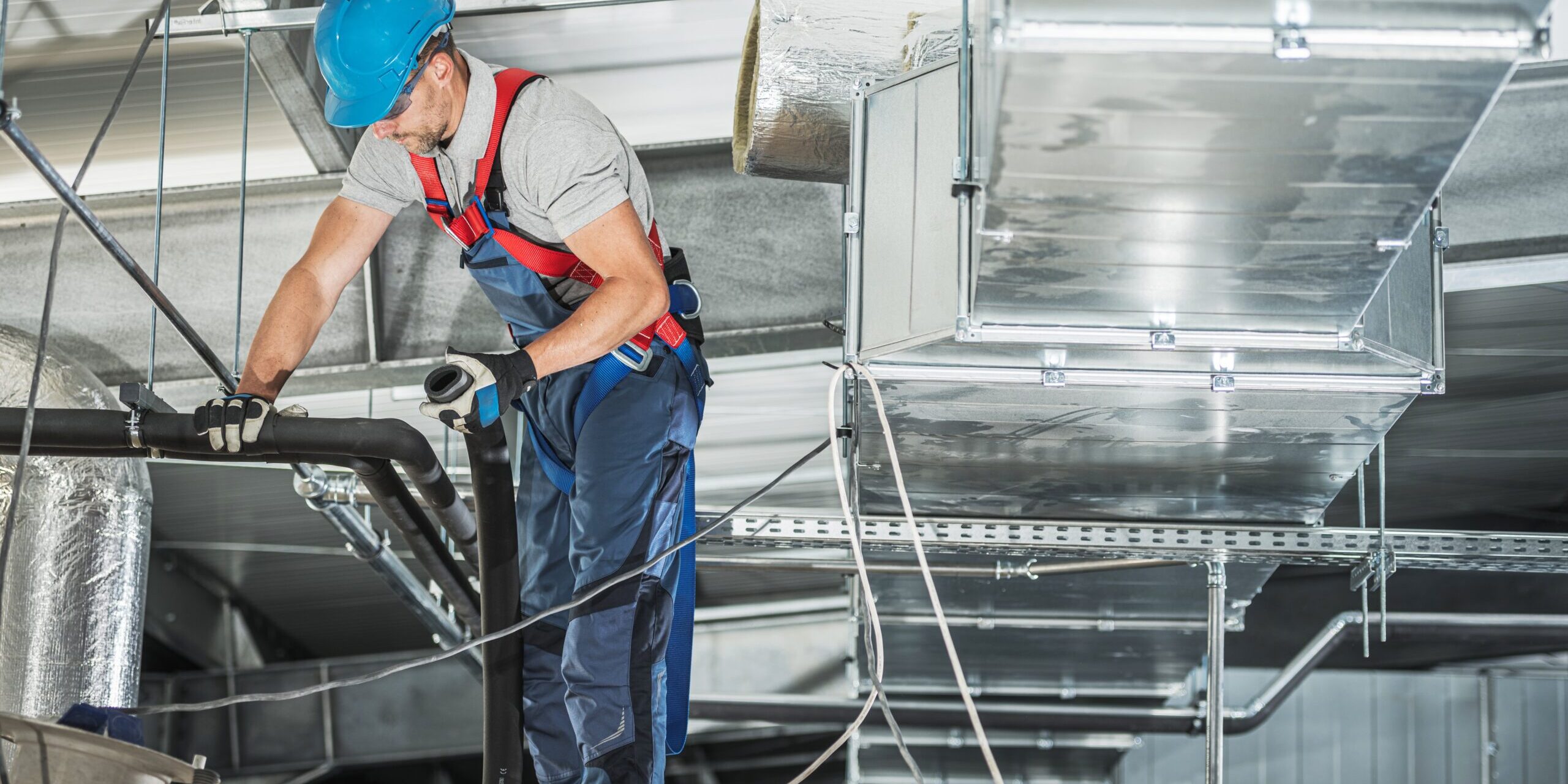 Empresa para limpieza de conductos de extracción en Valencia realizando mantenimiento técnico en sistema de ventilación industrial