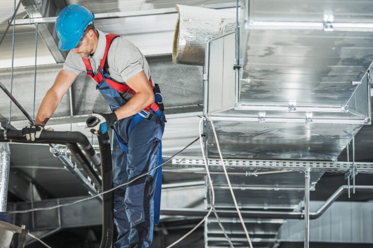 Empresa para limpieza de conductos de extracción en Valencia realizando mantenimiento técnico en sistema de ventilación industrial