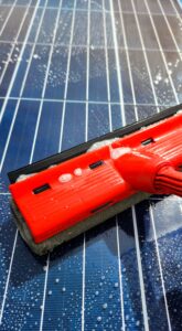 Limpieza de placas solares en Valencia realizada con cepillo suave y agua para eliminar suciedad y restos adheridos