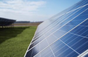 Resultado de la limpieza de placas solares en Valencia en una instalación fotovoltaica al aire libre