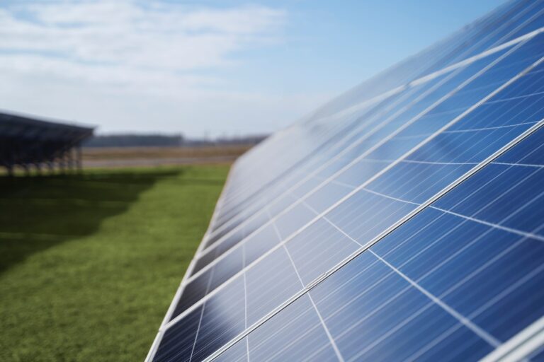 Resultado de la limpieza de placas solares en Valencia en una instalación fotovoltaica al aire libre
